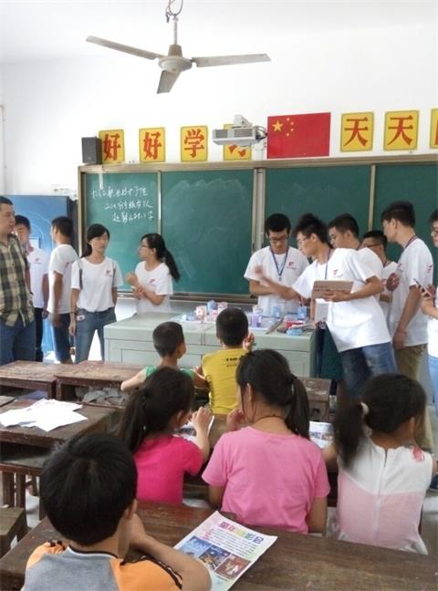 九江职业技术学院“三下乡”大学生文化宣传服务队向彭山小学学生捐赠“学习用品”