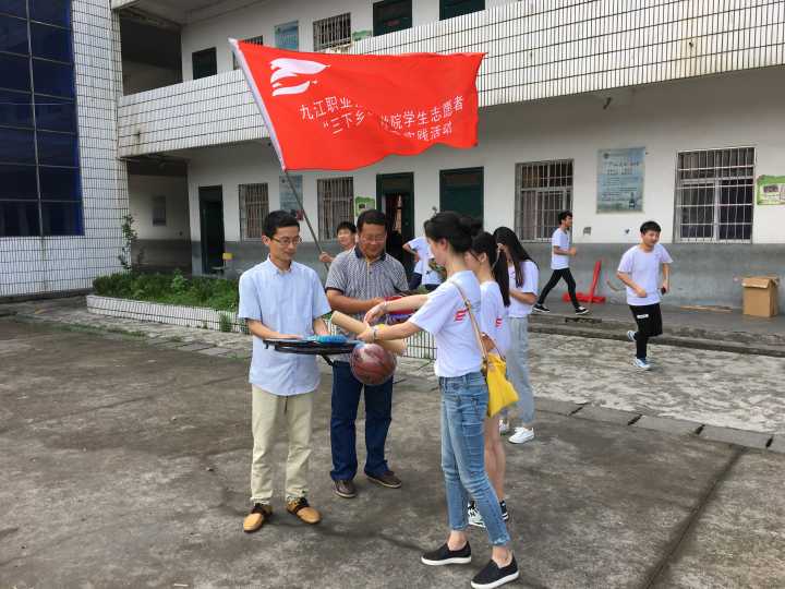 电气工程学院“筑梦电气”科技支农帮扶服务队开展“学习用品捐赠”活动