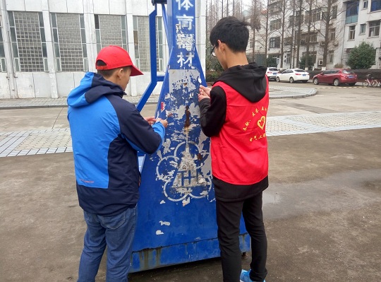 电气工程学院开展校园小广告清理活动