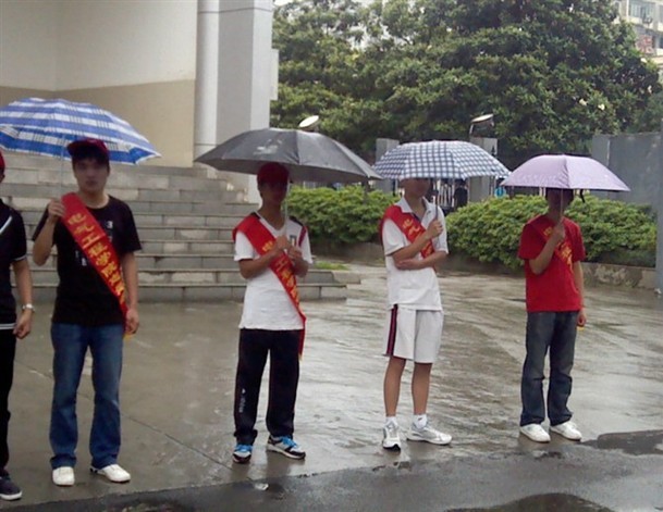 电气工程学院新能源1101班志愿者欢送毕业生